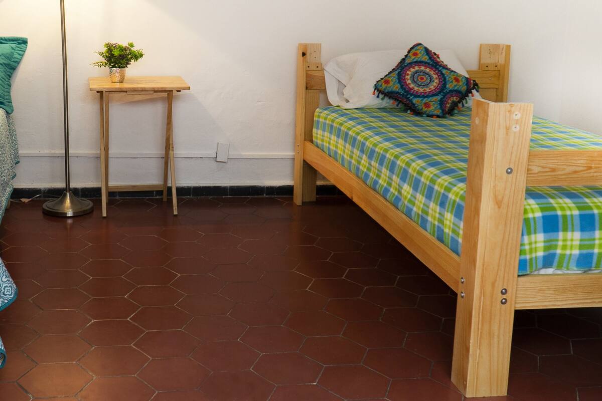 2 twin beds | Escrivaninha, espaço de trabalho para notebook
