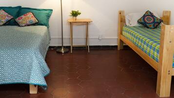 2 twin beds | Decoración personalizada, muebles diferentes y escritorio