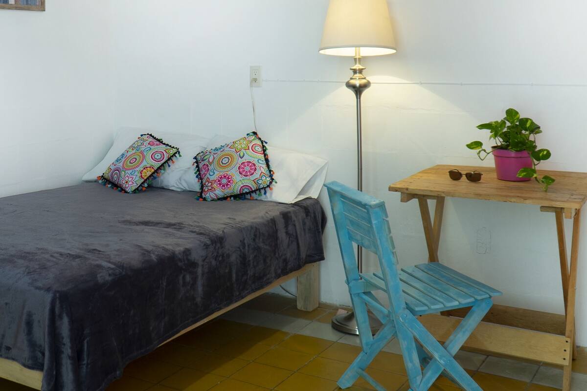 Quarto duplo | Escrivaninha, espaço de trabalho para notebook