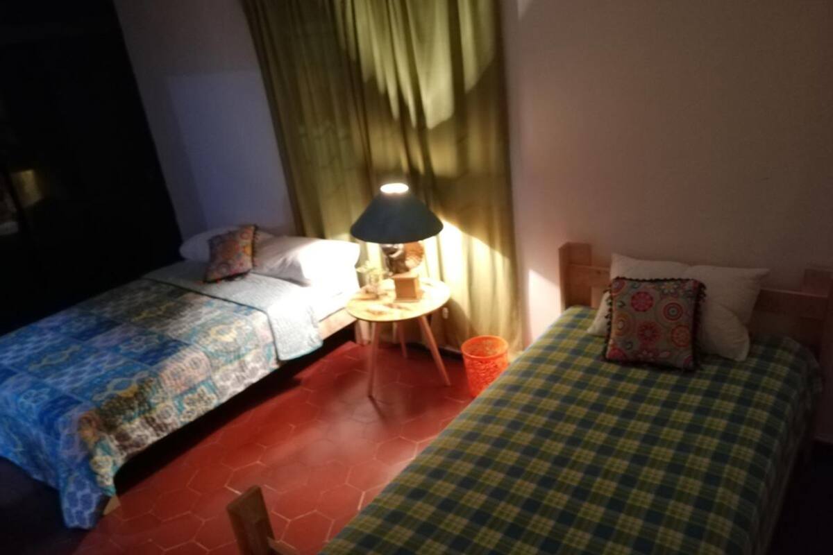 Room 1 queen bed and 1 twin bed | Escrivaninha, espaço de trabalho para notebook