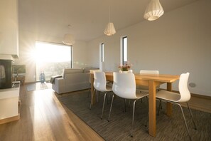 Dining - Villa with swimming pool 800 m from the beach. (Carrapateira)