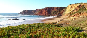 Villa with swimming pool 800 m from the beach.