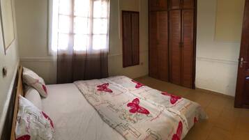 3 habitaciones, tabla de planchar con plancha y ropa de cama