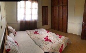 3 habitaciones, tabla de planchar con plancha y ropa de cama 