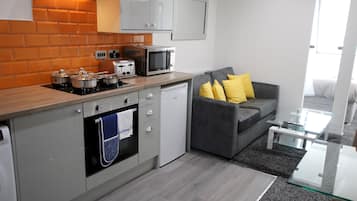 Kühlschrank, Mikrowelle, Ofen, Herdplatte