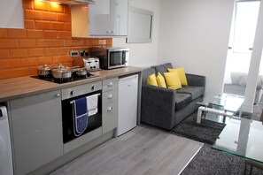 Fridge, microwave, oven, stovetop - The Lister Apartment 213 (Halifax)