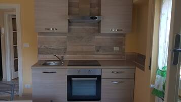 Frigorifero, microonde, forno, piano cottura