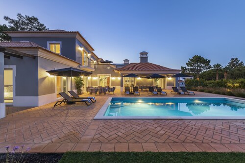 NEW !!! Stunning ! Villa with 5 Bedroom close to Campus and the Shack