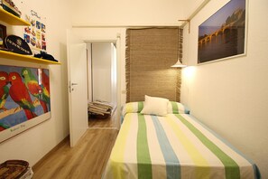 2 habitaciones y tabla de planchar con plancha 
