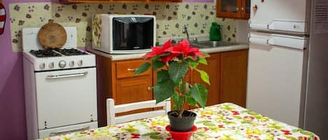 Frigorifero, microonde, macchina per tè/caffè, bollitore elettrico