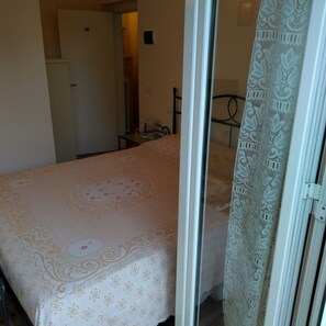 A bedroom with a bed, a wardrobe, and a door leading to another room. - EDERA bed and breakfast (Porto Sant'Elpidio)