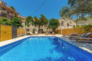 Unclassified image, 3 of 65, button