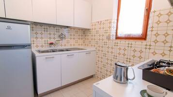 Kühlschrank, Geschirrspüler, Wasserkocher mit Kaffee-/Teezubehör