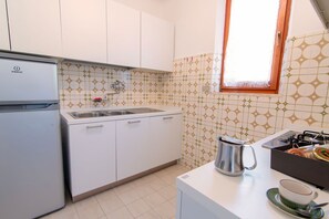 Fridge, dishwasher, coffee/tea maker, cookware/dishes/utensils - Villetta Paola (Capoliveri)