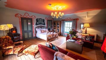 7 bedrooms, iron/ironing board, free WiFi, bed sheets