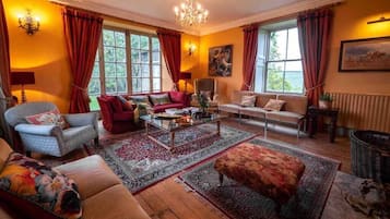 TV, caminetto, libri, impianto stereo