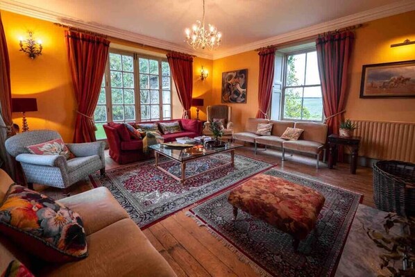 Tv, eldstad, böcker och en stereo