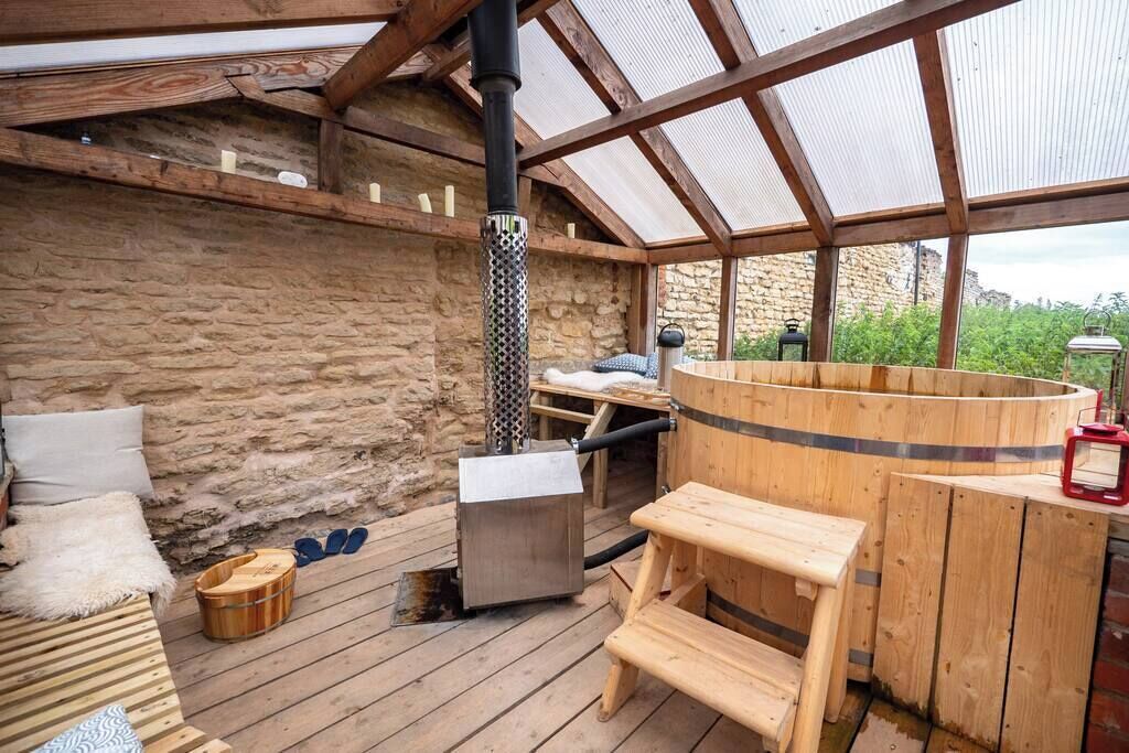 Outdoor spa tub