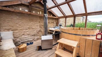 Outdoor spa tub