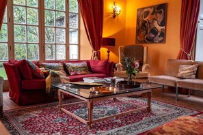 Tv, eldstad, böcker och en stereo