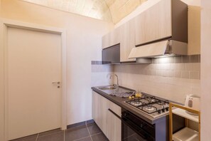 Kühlschrank, Ofen, Herdplatte, Kochgeschirr/Geschirr/Besteck