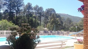 2 outdoor pools