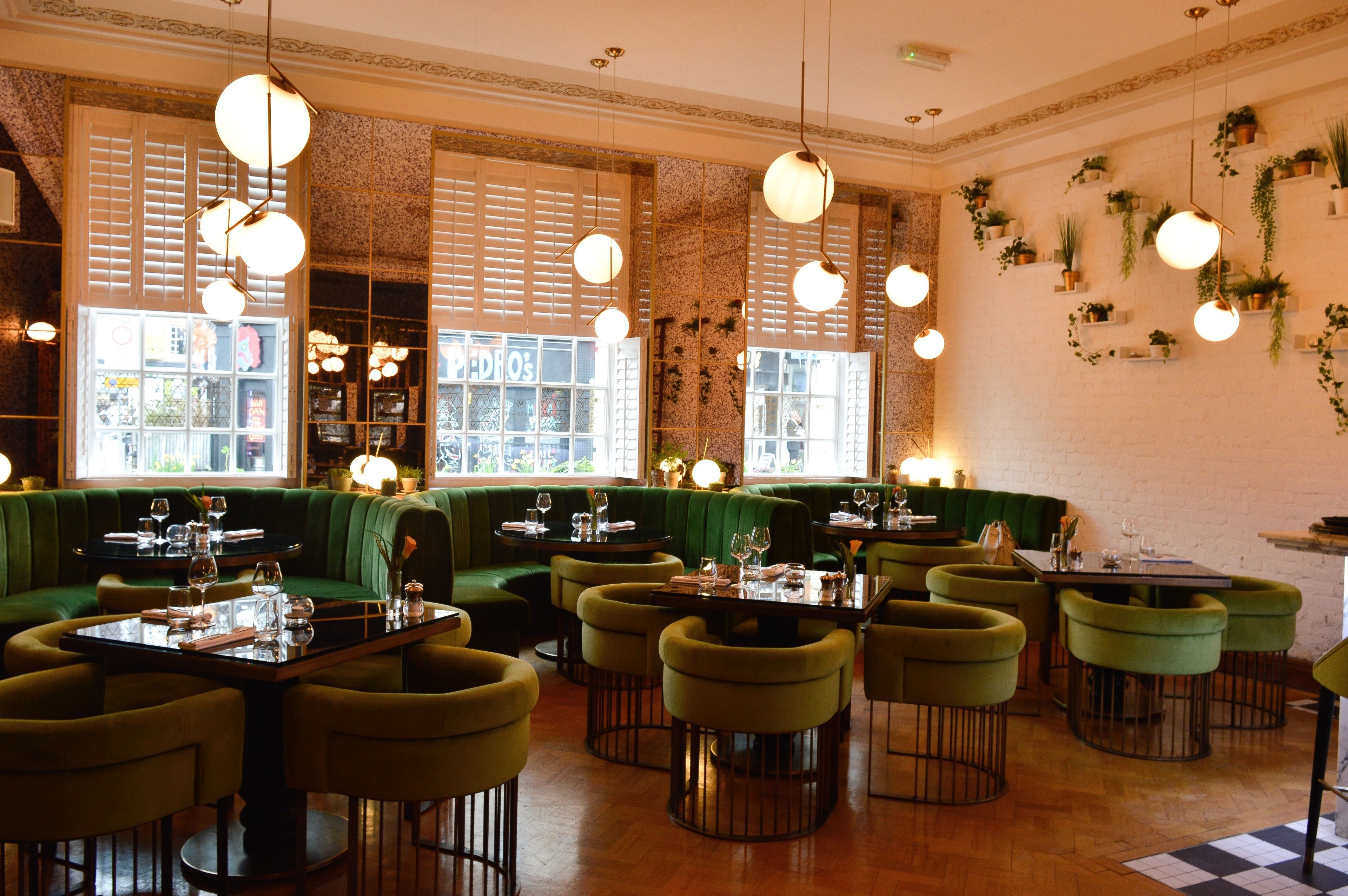 3 restaurants servant le petit déjeuner, spécialités Cuisine indienne