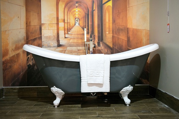 Royal Suite (Basement) | Seprai premium, selimut bulu angsa, busa memori, dan minibar