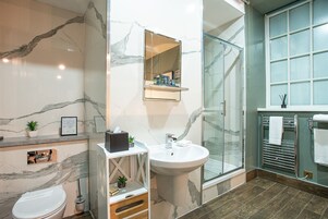 Junior Suite (Basement) | Bathroom