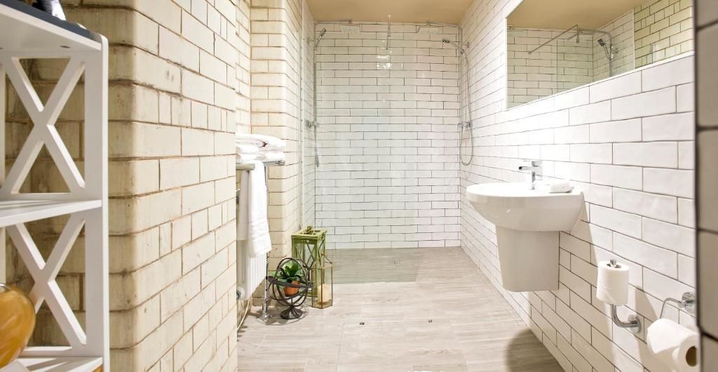 Royal Suite (Basement) | Baño | Artículos de higiene personal gratuitos, secador de pelo y toallas