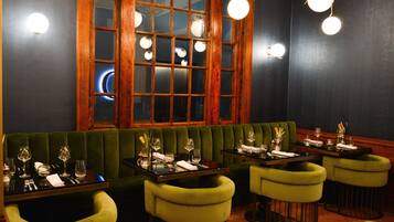 3 restaurantes, com serviço de café da manhã e almoço; culinária indiana