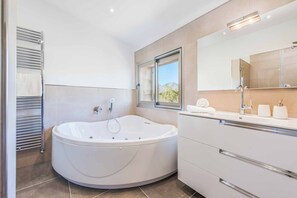 Ensemble douche/baignoire, bidet, serviettes fournies