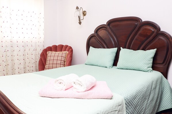 3 habitaciones, tabla de planchar con plancha, wifi y ropa de cama 