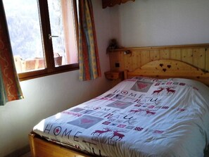 3 habitaciones, tabla de planchar con plancha y cuna de viaje 