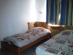 4 bedrooms, iron/ironing board, travel cot, free WiFi - Apartment for 6/8 people in Les Ancolie chalet, three bedrooms with terrace. (Valloire)