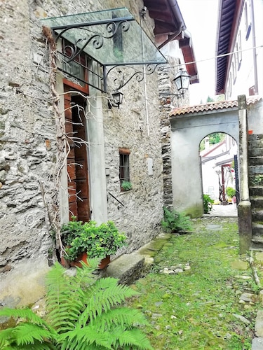 Mittelalterlicher Turm in einem malerischen alten Dorf