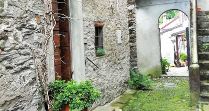 Mittelalterlicher Turm in einem malerischen alten Dorf