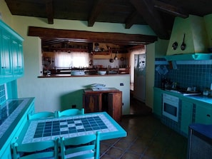 Frigorifero, forno, piano cottura, lavastoviglie
