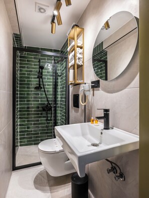 Værelse til 3 personer | Badeværelse | Bruser, hårtørrer, hjemmesko, håndklæder