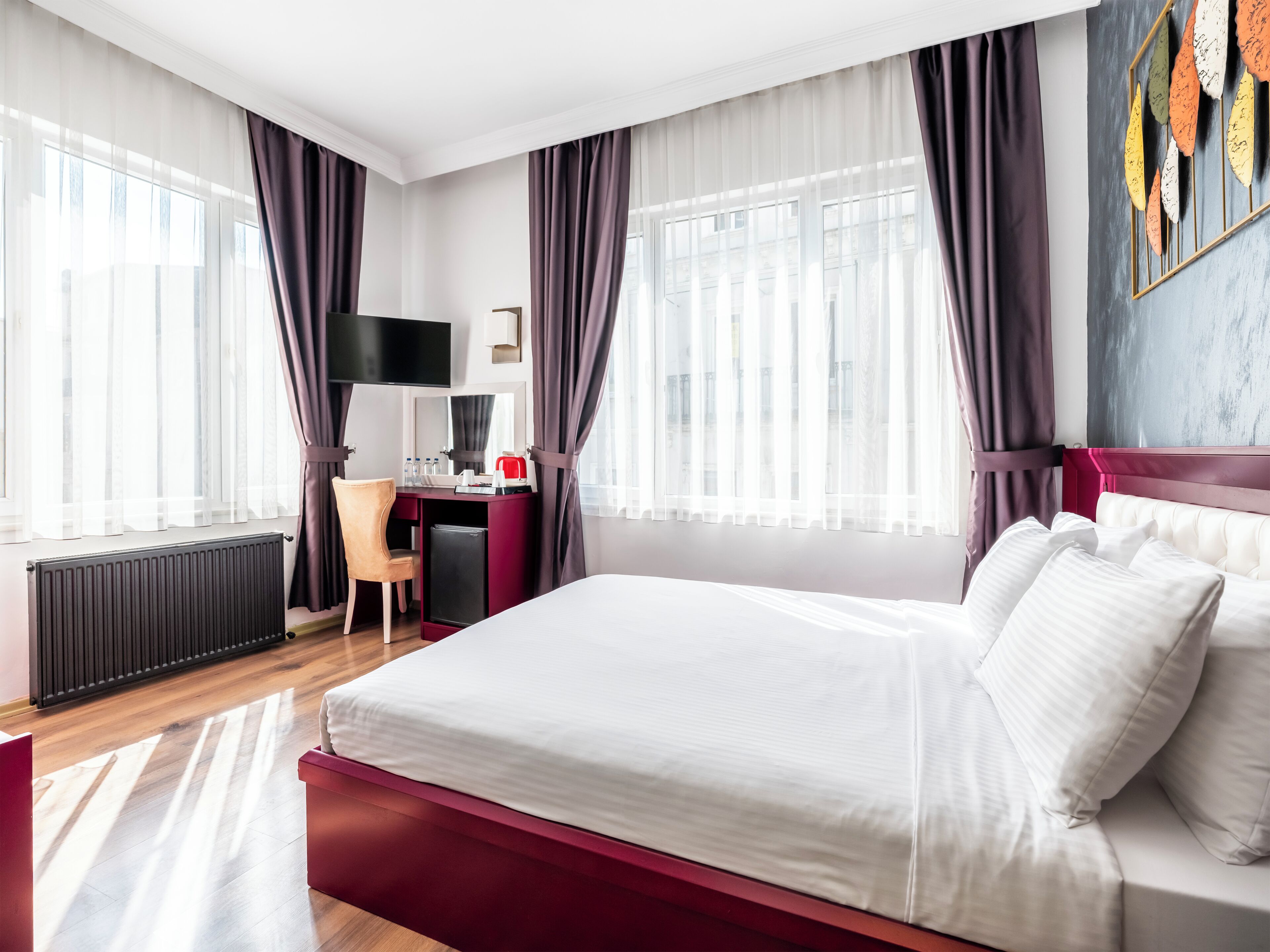 Minibar, skrivebord, lydisolering, strygejern/strygebræt