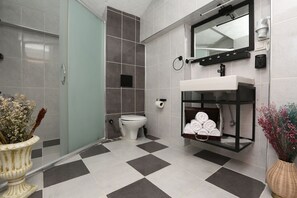 Shower, hair dryer, slippers, towels -  Perazre Hotel (Istanbul)