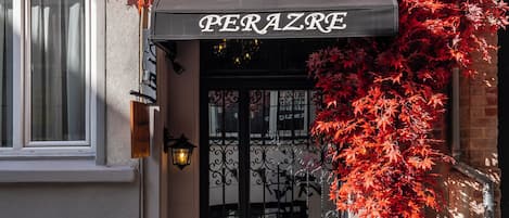 Mặt tiền nơi lưu trú