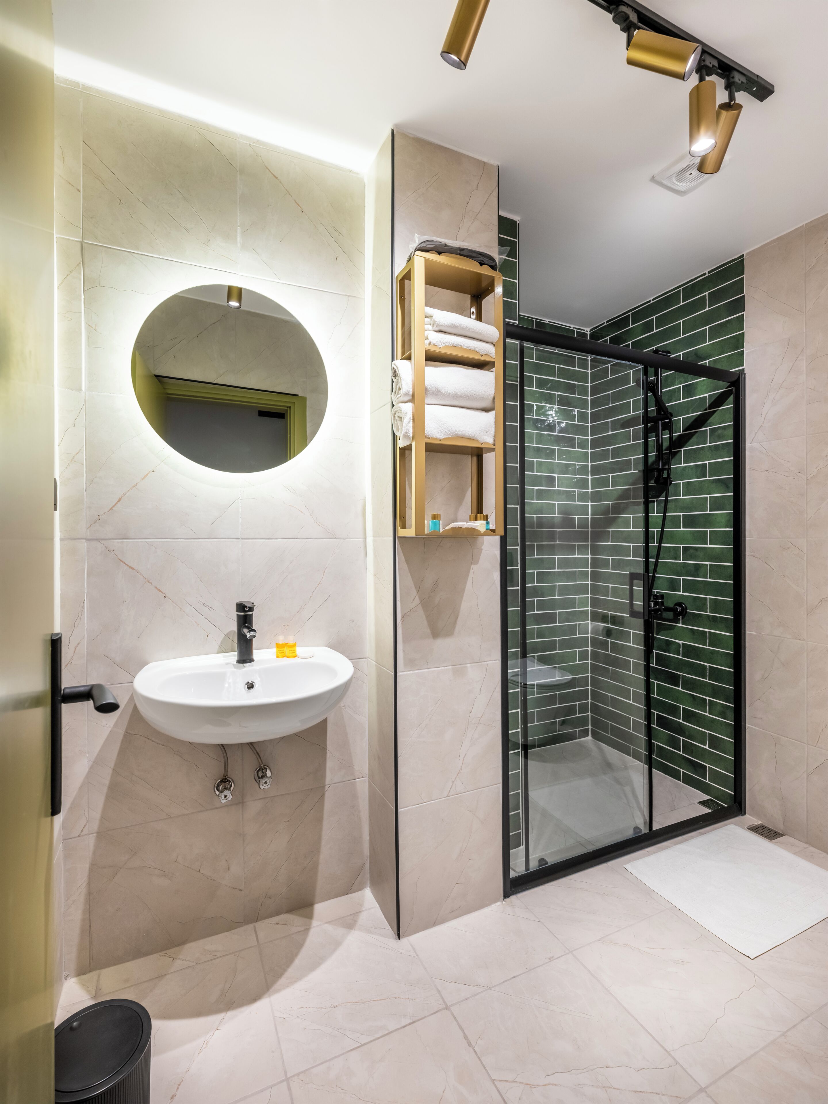 Standard Quadruple Room | Bathroom