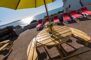 Outdoor dining - Coast View - holiday home with hot tub & sea view (Woolacombe)