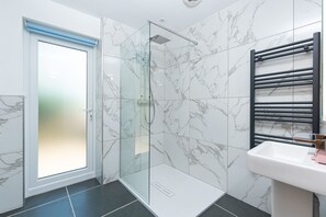 Bathtub, hair dryer, towels - 5 bedroom, pet friendly holiday home in  Woolacombe with private hot tub and stunning sea views (Woolacombe)