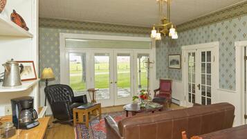 Grand Quadruple Room | Living area