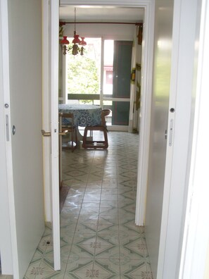Interior - three-room apartment with two bathrooms and large garden in a villa (Lido di Spina)