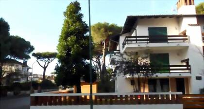 Drei-Zimmer-Wohnung mit zwei Bädern und großem Garten in einer Villa