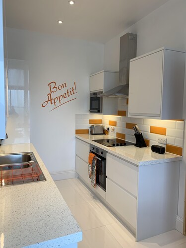 POSTMAN’S KNOCK, LYNMOUTH OVERLOOKING THE SEA WITH PRIVATE PARKING 