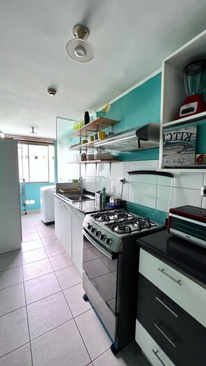 Frigorífic, microones, forn i cafetera i tetera 